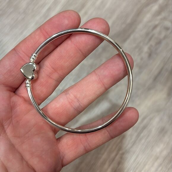 Pandora Moments Heart & Butterfly Bangle Bracelet White Silver NEW - Picture 4 of 6
